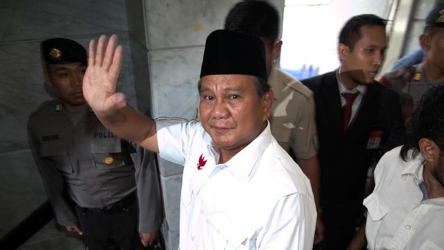 Wakil Ketua Dewan Pembina Gerindra Hashim Djojohadikusumo mengatakan nanti malam akan ada deklarasi capres-cawapres di kediaman Prabowo