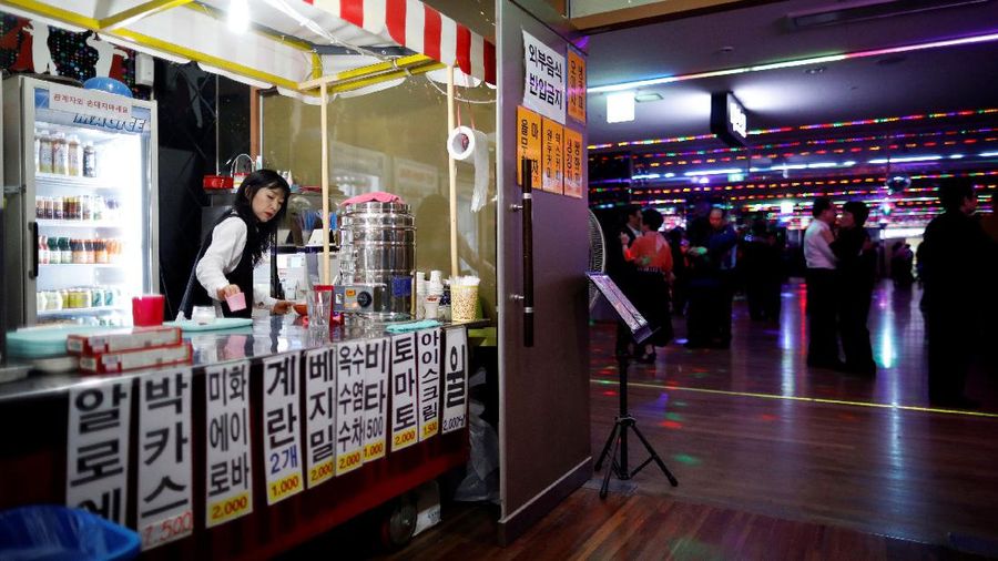 An employee works at a cafeteria of the New Hyundai Core colatec in Seoul, South Korea, April 10, 2018. Picture taken April 10, 2018. To match Feature SOUTHKOREA-AGEING/DISCOS       REUTERS/Kim Hong-Ji