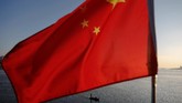 Nelayan Korut tampak di tengah kibaran Bendera China di Jembatan Patah di tengah temaram cahaya matahri terbenam di Sungai Yahlu di perbatasan Kota Sinulju dan Dandong, Provinsi Liaoning, China. (REUTERS/Damir Sagolj)