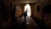 Namun seiring dengan perkembangan dunia modern, masyarakat penghuni gua mulai meninggalkan Pegunungan Nafusa dan meninggalkan lubang-lubang kosong di kulit Bumi. (REUTERS/Ismail Zitouny)