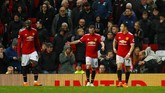 Pemain-pemain Manchester United tertunduk lesu usai West Brom membobol gawang mereka. Akibat kekalahan itu The Red Devils gagal menghambat rival sekota, Man City, jadi juara Liga Inggris musim ini. (Reuters/Jason Cairnduff)