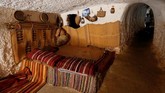 Pintu rumah mereka terbuat dari kayu Pohon Zaitun dan rumah tersebut menyediakan penyekat untuk mempertahankan suhu hangat di kala musim dingin dan membuat sejuk kala musim panas. (REUTERS/Ismail Zitouny)