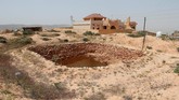 Di kawasan Pegunungan Nafusa di Libya, terdapat banyak lubang besar di permukaan tanah yang mirip gua. (REUTERS/Ismail Zitouny)