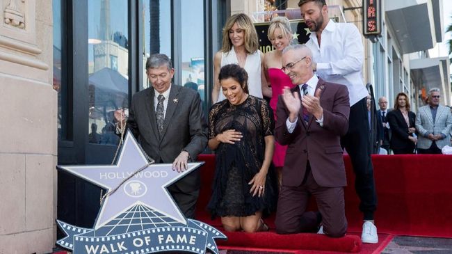 Eva Longoria Dedikasikan Bintang Hollywood untuk Warga Latin