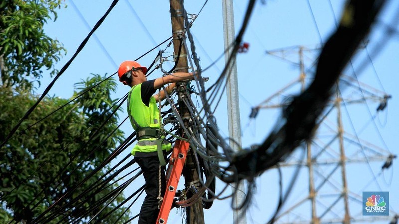 PLN melakukan perawatan dan pemeliharaan jaringan listrik secara berkala untuk menjamin sistem beroperasi secara optimal