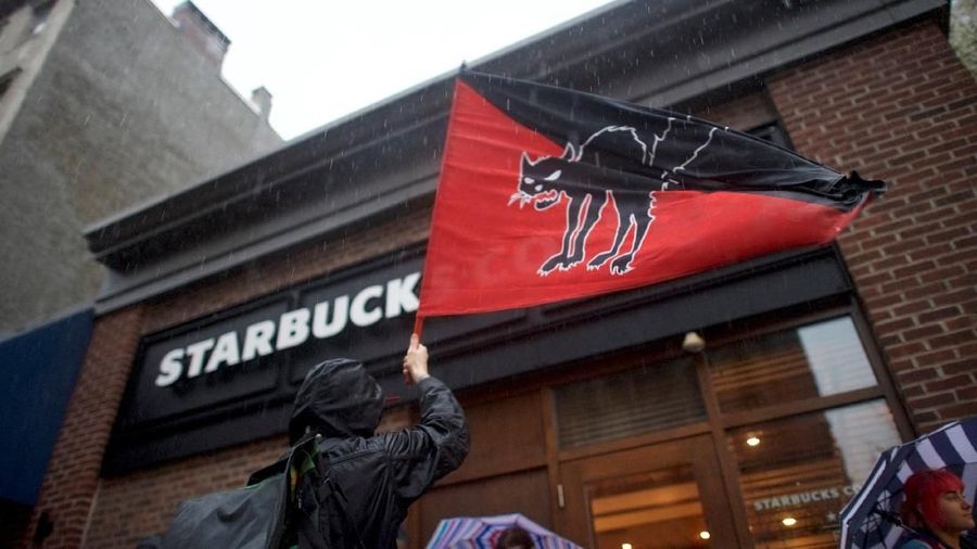 Starbucks dianggap rasis setelah video penangkapan dua lelaki kulit hitam itu diunggah dan di-retweet oleh banyak jutaan orang.