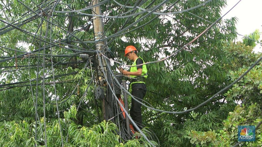 PLN melakukan perawatan dan pemeliharaan jaringan listrik secara berkala untuk menjamin sistem beroperasi secara optimal