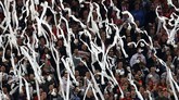 Para suporter Stadion Opel Arena meluapkan kekecewaan mereka dengan melempar tisu toilet ke lapangan dari tribune. (REUTERS/Kai Pfaffenbach)