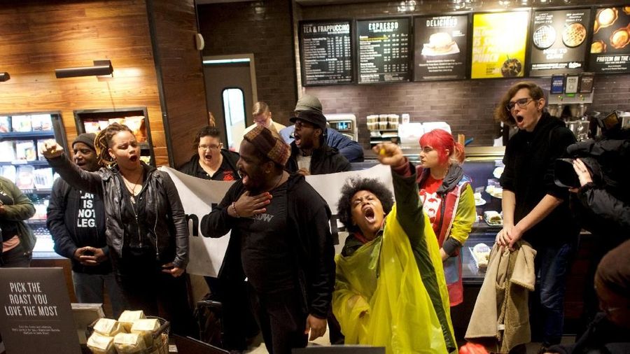 Starbucks dianggap rasis setelah video penangkapan dua lelaki kulit hitam itu diunggah dan di-retweet oleh banyak jutaan orang.