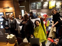 Diduga Rasis, Puluhan Warga Geruduk Kedai Kopi Starbucks AS