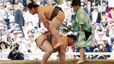 Fan garis keras sumo dan turis berbondong-bondong ke acara yang digelar di Kuil Yasukuni Jinja, dilihat oleh banyak orang di Asia sebagai sebuah simbol militerisme Jepang di masa lalu. (REUTERS/Toru Hanai)