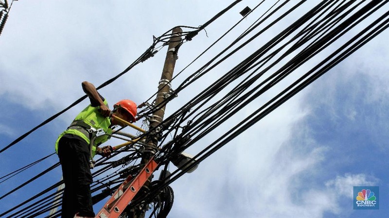 PLN melakukan perawatan dan pemeliharaan jaringan listrik secara berkala untuk menjamin sistem beroperasi secara optimal