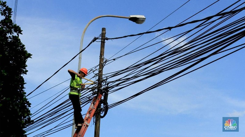 PLN melakukan perawatan dan pemeliharaan jaringan listrik secara berkala untuk menjamin sistem beroperasi secara optimal
