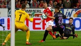 Pemain SC Freiburg, Mark-Oliver Kempf, menahan bola tendangan Daniel Brosinski dengan tangan kirinya pada detik-detik jelang babak pertama usai. Wasit Guido Winkman tidak melihatnya. (REUTERS/Kai Pfaffenbach)