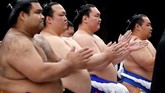 Banyak penggemar yang meninggalkan Kuil Yasukuni percaya bahwa gulat sumo harus lebih inklusif, terutama dengan Olimpiade Musim Panas selanjutnya yang digelar di Tokyo pada 2020. (REUTERS/Toru Hanai)