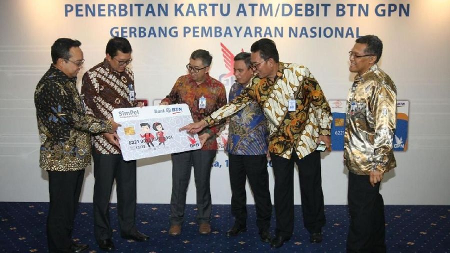 Setelah beberapa bank meluncurkan kartu ATM/debit berlogo nasional, sekarang PT Bank Tabungan Negara (Persero) Tbk
