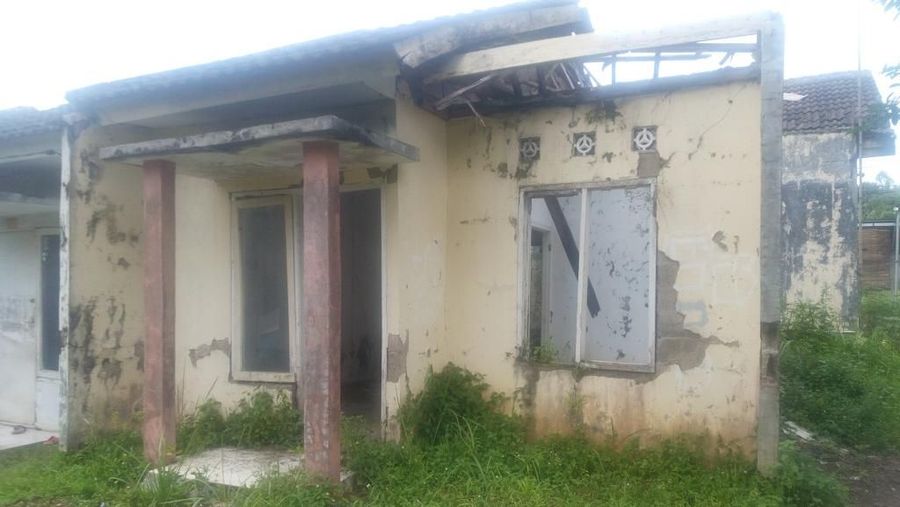 Rumah bekas kredit macet atau rumah hantu karena lama tidka dihuni bisa disulap menjadi rumah dengan nilai lebih tinggi.