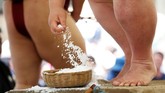 Seiring dengan bergeraknya sumo dari pemberitaan negatif seputar insiden mulai dari penyerangan dan penindasan, hingga tuduhan seksisme, ada beberapa tanda yang memperjelas bahwa isu-isu terkini dapat meredam popularitas sumo. (REUTERS/Toru Hanai)