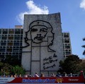 Tourists enjoy a ride on a double decker bus as they pass by a sculpture depicting revolutionary leader Che Guevara in Havana, Cuba, April 12, 2018. Picture taken on April 12, 2018. REUTERS/Alexandre Meneghini