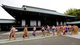 Para pesumo dengan berat masing-masing sekitar 120 kilogram mengenakan cawat tradisional. Mereka bergulat, saling menampar dan mendorong demi kemenangan. (REUTERS/Toru Hanai)