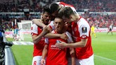Pablo de Blasis kembali mencetak gol untuk Mainz 05 pada menit ke-78 berkat assist Robin Quaison. (REUTERS/Kai Pfaffenbach)