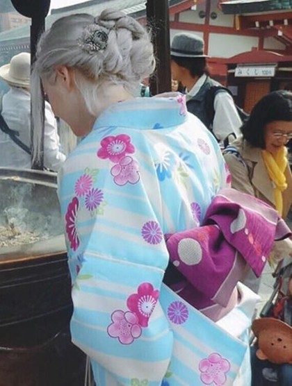 Gadis Berambut Silver dengan Kimono Jadi Viral, Wajahnya Bak Peri Cantik Gadis Berambut Silver dengan Kimono Jadi Viral, Wajahnya Bak Peri Cantik