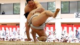 Para penggemar, yang telah menonton para idolanya berlaga secara dekat di Tokyo, berharap agar upacara khusus ini bisa diikuti dengan sebuah tahun tanpa skandal karena sumo tengah berupaya untuk membangun kembali reputasinya yang rusak. (REUTERS/Toru Hanai)