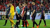 Wasit Guido Winkman yang sempat menyudahi babak pertama kembali memanggil para pemain ke lapangan untuk memberikan hadiah penalti untuk Mainz 05 setelah melihat rekaman Video Assistant Referee (VAR). (REUTERS/Kai Pfaffenbach)
