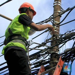 PLN Bisa Sulap 40 Juta Tiang Listrik Jadi Charger Mobil Listrik