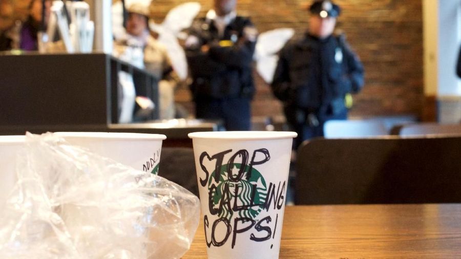 Starbucks dianggap rasis setelah video penangkapan dua lelaki kulit hitam itu diunggah dan di-retweet oleh banyak jutaan orang.