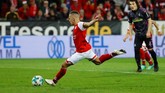 Eksekusi penalti diambil Pablo de Blasis. Ia sukses menceploskan bola melalui tendangan titik putih saat istirahat tersebut. (REUTERS/Kai Pfaffenbach)
