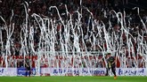 Kekalahan SC Freiburg diwarnai dengan hujan tisu toilet. Hasil buruk itu membuat Freiburg tak beranjak dari peringkat ke-16 Bundesliga atau zona degradasi. (REUTERS/Kai Pfaffenbach)