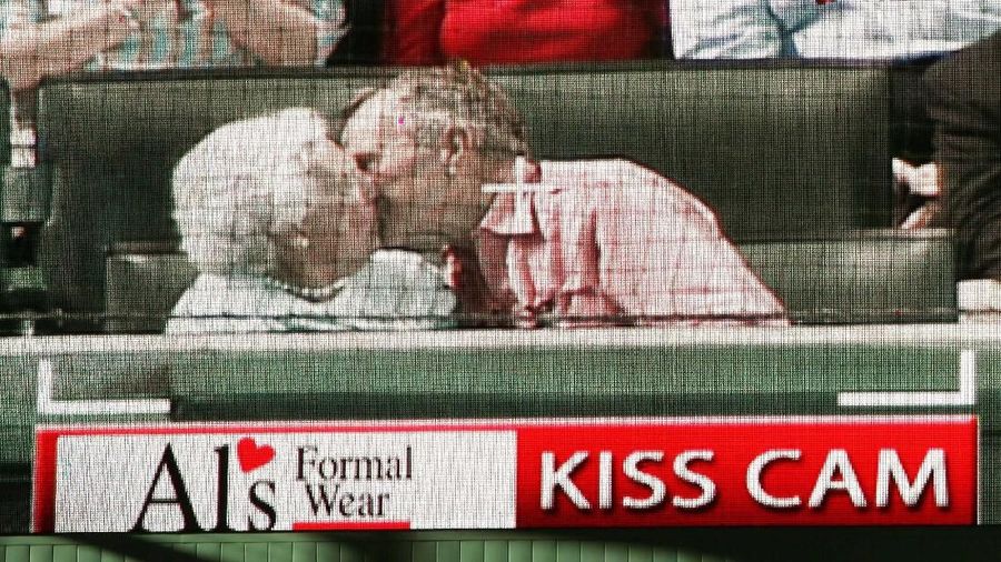 Mantan Presiden AS George Bush (kanan) dan istrinya Barbara Bush (kiri) terlihat berciuman di layar elektronik raksasa di lapangan tengah yang menunjukkan "Kiss Cam" pada pertengahan inning keenam di Game 4 antara Houston Astros dan St. Louis Cardinals di Seri Kejuaraan Liga Nasional di Houston, Texas 16 Oktober 2005. (Reuters/Mike Segar)