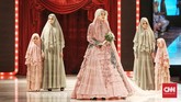Sebagai gong, Si.Se.Sa menghadirkan pula busana pengantin syar'i dengan model yang kembang dan berlapis dilengkapi ekor yang panjang. Peragaan ditutup dengan mengenalkan koleksi busana anak-anak yang disebutkan akan diberi label Ti.Te.Ta. (CNN Indonesia/Andry Novelino)