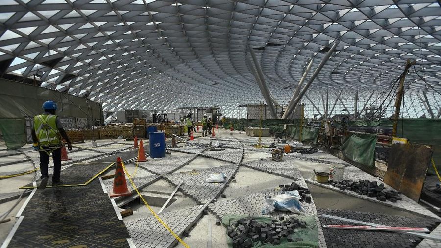 Megaproyek Jewel Changi Airport ini memasang lebih dari 9.000 keping kaca masing-masing seberat 300 kg.