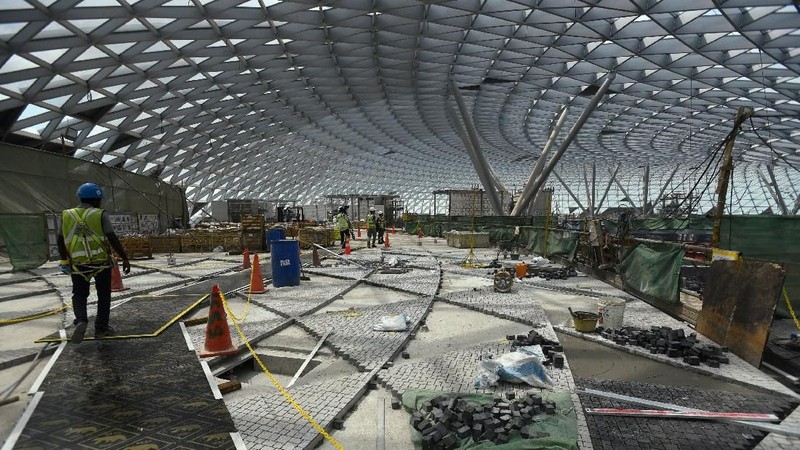 Megaproyek Jewel Changi Airport ini memasang lebih dari 9.000 keping kaca masing-masing seberat 300 kg.
