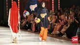 Rangkaian pertama dari peragaan 'The Khadeeja' merupakan koleksi Blue Label atau busana siap pakai dengan gaya kasual. Rangkaian berikutnya menampilkan Orange Label dengan 16 koleksi gaya, termasuk busana olahraga. (CNN Indonesia/Andry Novelino)