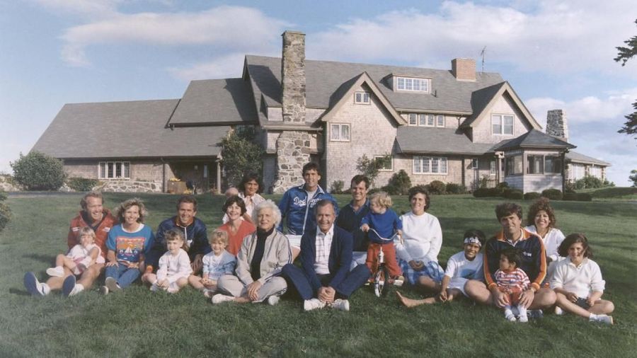Potret keluarga Bush duduk di depan rumah mereka di Kennebunkport, Maine, 24 Agustus 1986. KEMBALI ROW: Margaret Bush (istri Marvin), menggendong putri Marshall, Marvin Bush, Bill LeBlond (Suami Doro). FRONT ROW: Neil Bush memegang putra Pierce, Sharon (istri Neil), George W. Bush menggendong putrinya, Barbara Bush, George Bush, Sam LeBlond (putra Doro), Doro Bush LeBlond, George P.REUTERS/File Photo