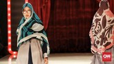 Selain busana olahraga, label oranye ini juga mengeluarkan busana modis yang dipadukan dengan brokat, crepe dan sifon melalui teknik laser cut, print, dan bordir. (CNN Indonesia/Andry Novelino)