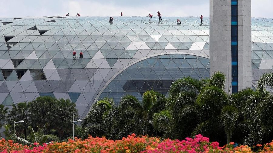 Megaproyek Jewel Changi Airport ini memasang lebih dari 9.000 keping kaca masing-masing seberat 300 kg.