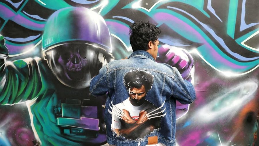 Never Too Lavish merupakan kumpulan para seniman mural yang berkecimpung didunia modifikasi fashion.