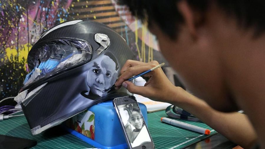 Never Too Lavish merupakan kumpulan para seniman mural yang berkecimpung didunia modifikasi fashion.