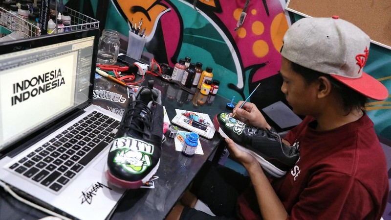 Never Too Lavish merupakan kumpulan para seniman mural yang berkecimpung didunia modifikasi fashion.