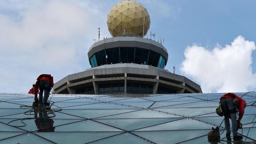 Megaproyek Jewel Changi Airport ini memasang lebih dari 9.000 keping kaca masing-masing seberat 300 kg.
