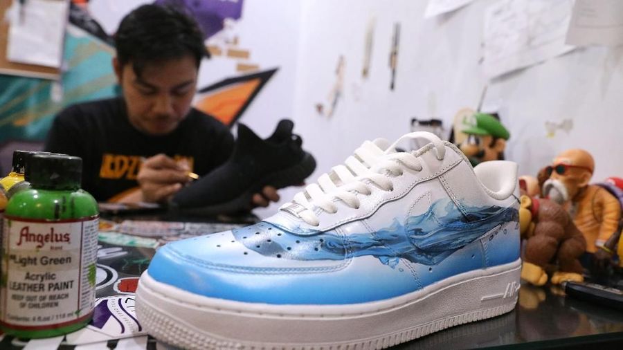 Never Too Lavish merupakan kumpulan para seniman mural yang berkecimpung didunia modifikasi fashion.