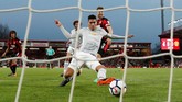 Chris Smalling membuka keunggulan Setan Merah pada menit ke-28 setelah menerima umpan dari Jesse Lingard. (Reuters/John Sibley)