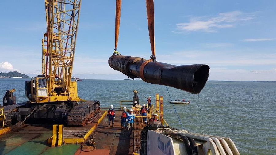 PT Pertamina (Persero) melakukan pengangkatan pipa yang putus yang menyebabkan terjadinya tumpahan minyak di perairan Teluk Balikpapan.