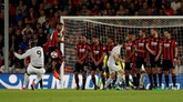 Percobaan Romelu Lukaku untuk membobol gawang Manchester United melalui tendangan bebas. Lukaku tercatat menciptakan tiga peluang dalam laga tersebut. (Reuters/John Sibley)