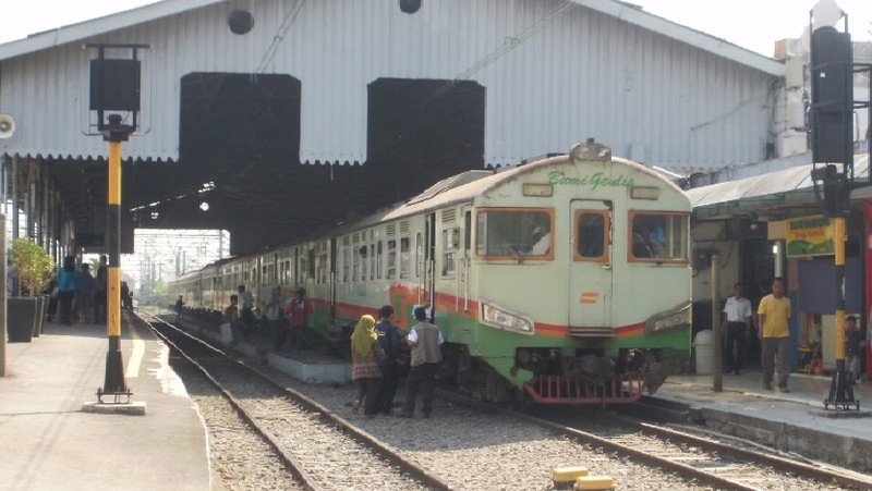 Kereta api adalah angkutan sejuta umat di Indonesia. Tahun lalu, tercatat jumlah penumpang kereta api mencapai lebih dari 320 juta penumpang.