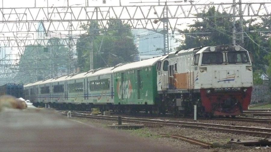 Kereta api eksekutif Bima melintas Stasiun Manggarai.
Kereta api Eksekutif mengawali sejarahnya pada saat peluncuran Kereta api Parahyangan, serta kemajuannya dimulai pada saat diluncurkannya Kereta api Bima dengan rangkaian Kereta Tidur Kelas 1 dan 2. Dahulu, ada 2 pelayanan kelas Eksekutif (+ 3 khusus kereta api Bima), yakni Kereta tidur Kelas 1 (SAGW), Kereta tidur Kelas 2 (SBGW), Kereta Kuset (Couchette), Eksekutif A, dan Eksekutif B. Namun sekarang, Kereta eksekutif dibagi menjadi tiga, yaitu kereta kelas argo, kelas satwa, dan kelas campuran.